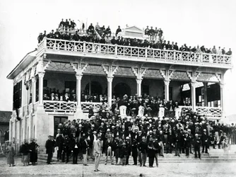 Tribune pleine de gens, Shanghai, vers 1870